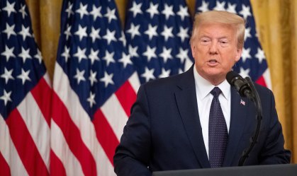 Assessor da Casa Branca diz que "nunca ouviu" Trump pedir ajuda para a reeleição