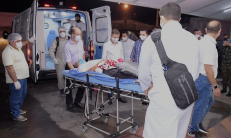 Paciente com Covid-19 sendo transferido para hospital de campanha de Roraima