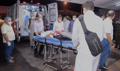 Paciente com Covid-19 sendo transferido para hospital de campanha de Roraima