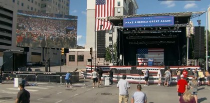 Pessoas em frente ao palco montado para discurso ao ar livre de Donald Trump