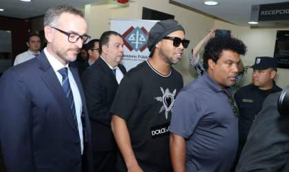 Justiça paraguaia mantém prisão de Ronaldinho e Assis até fim das investigações