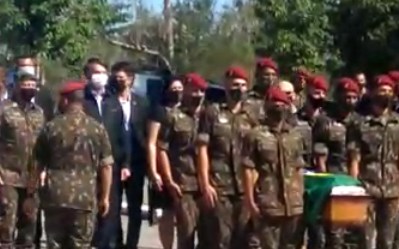 Jair Bolsonaro vai a enterro de paraquedista no Rio