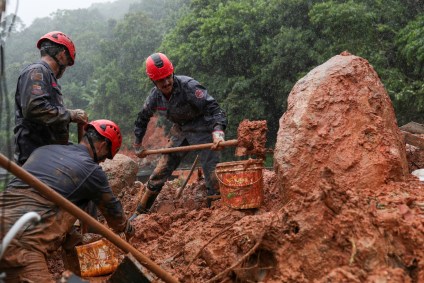 Buscas por desaparecidos no Guarujá