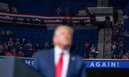 Campanha de Trump nega responsabilidade caso eleitor pegue Covid-19 em comício
