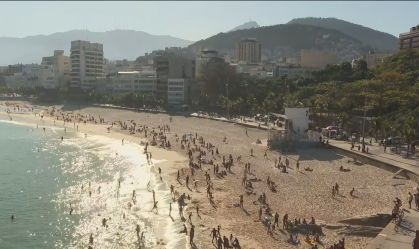 Em domingo de calor, praias do Rio ficam lotadas em plena pandemia