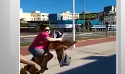 Mulher arranca faixas em homenagem a vítimas do coronavírus em praia do ES