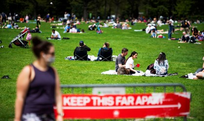 Pessoas conversam tentando manter o distanciamento social no Central Park