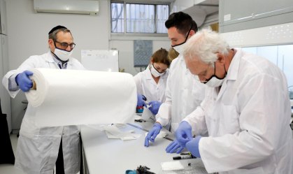 Fabricante de máscaras de Israel vê 99% de sucesso contra coronavírus após teste