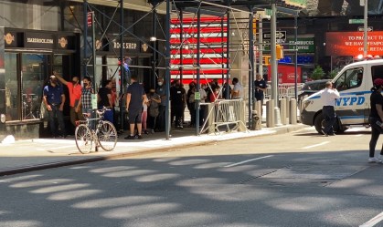Nova York reabre comércio, mas ruas continuam vazias e com poucas filas