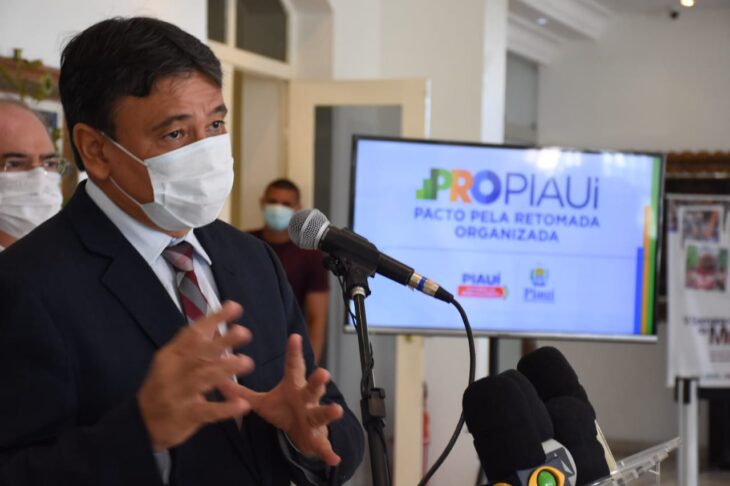 O governador Wellington Dias (PT-PI) usa máscara durante entrevista coletiva