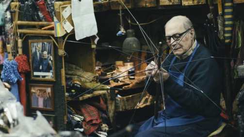 O artesão italiano Mario Talarico trabalha em sua oficina