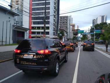 Policiais federais cumprem mandados emitidos pela Justiça de Pernambuco