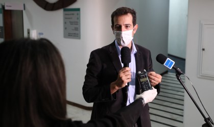 Secretário de Tarcísio diz que decisão sobre livros didáticos foi "um dos grandes erros" que cometeu na vida