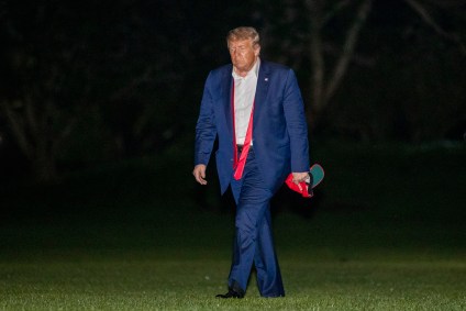 Presidente dos EUA Donald Trump com gravata desamarrada.