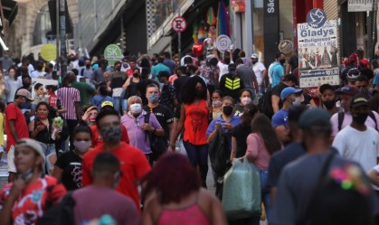 Taxa de contágio da Covid-19 volta a crescer no Brasil e indica descontrole
