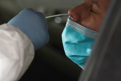 Profissional aplica teste do tipo RT-PCR para detecção do novo coronavírus