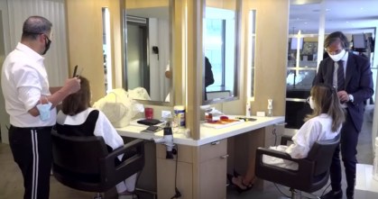 À direita, Julien Farel trabalha no cabelo de uma cliente