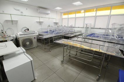 Sala com macas vazias após encerramento do hospital de campanha em Manaus