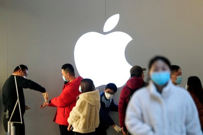 Clientes usam máscaras de proteção em loja da Apple