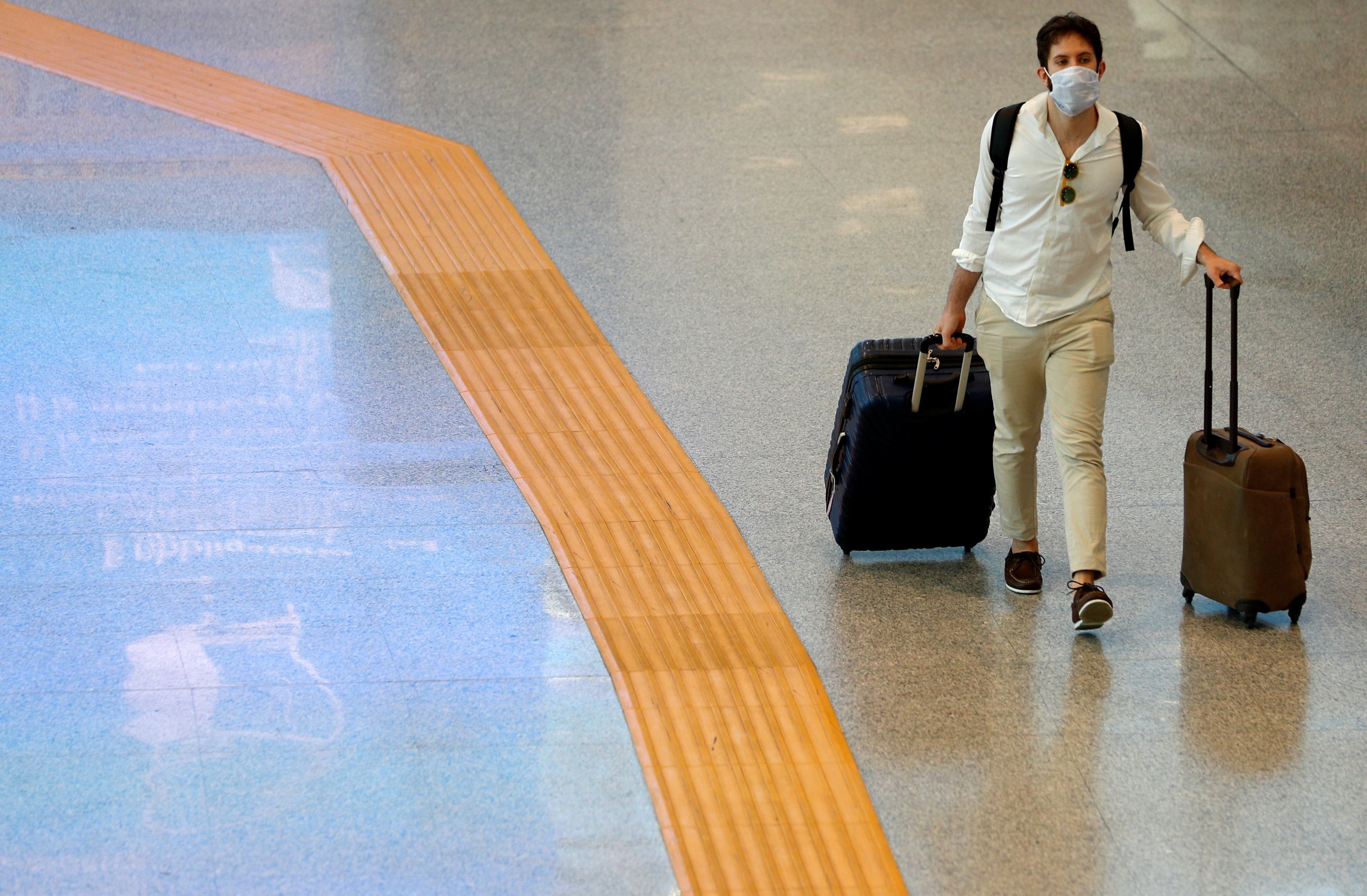 Passageira no aeroporto Fiumicino, em Roma
