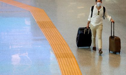 Passageira no aeroporto Fiumicino, em Roma