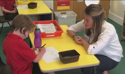 Após críticas por ‘priorizar bares’, Inglaterra prepara reabertura de escolas