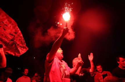 Torcedores comemoram título do Liverpool do lado de fora do estádio Anfield