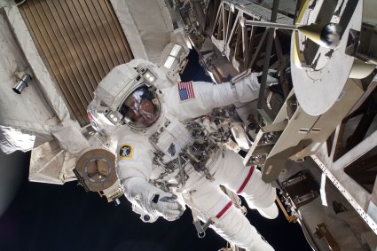 O astronauta Chris Cassidy em caminhada espacial. 