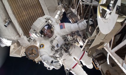 SpaceX: astronautas fazem caminhada do lado de fora de estação espacial
