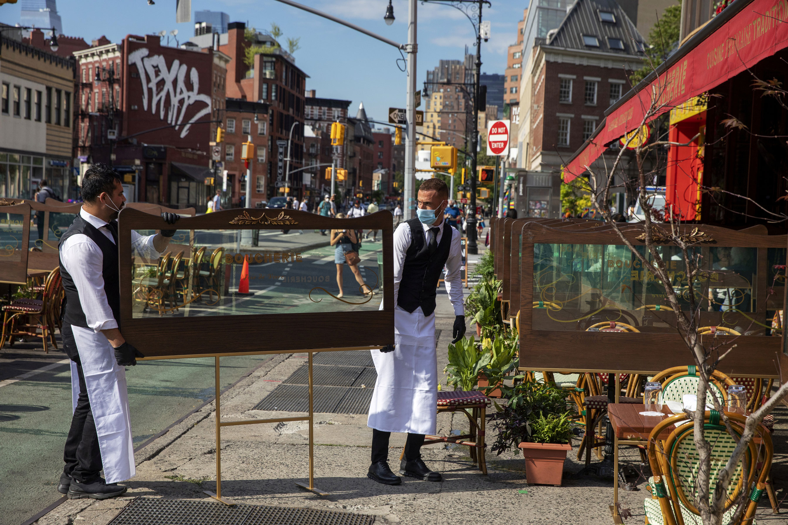 Garçons fazem ajustes em restaurante em Nova York
