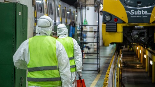 Funcionários com roupas de proteção sanitizam metrô de Buenos Aires