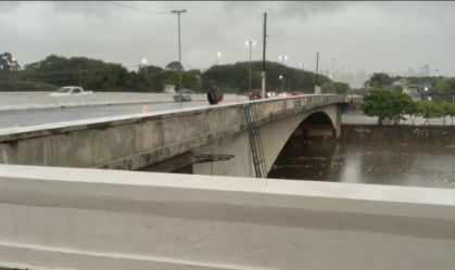 SP amanhece no sábado com chuva e pontos de alagamento na capital