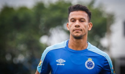 Jogador do Cruzeiro passa bem após carro cair de penhasco