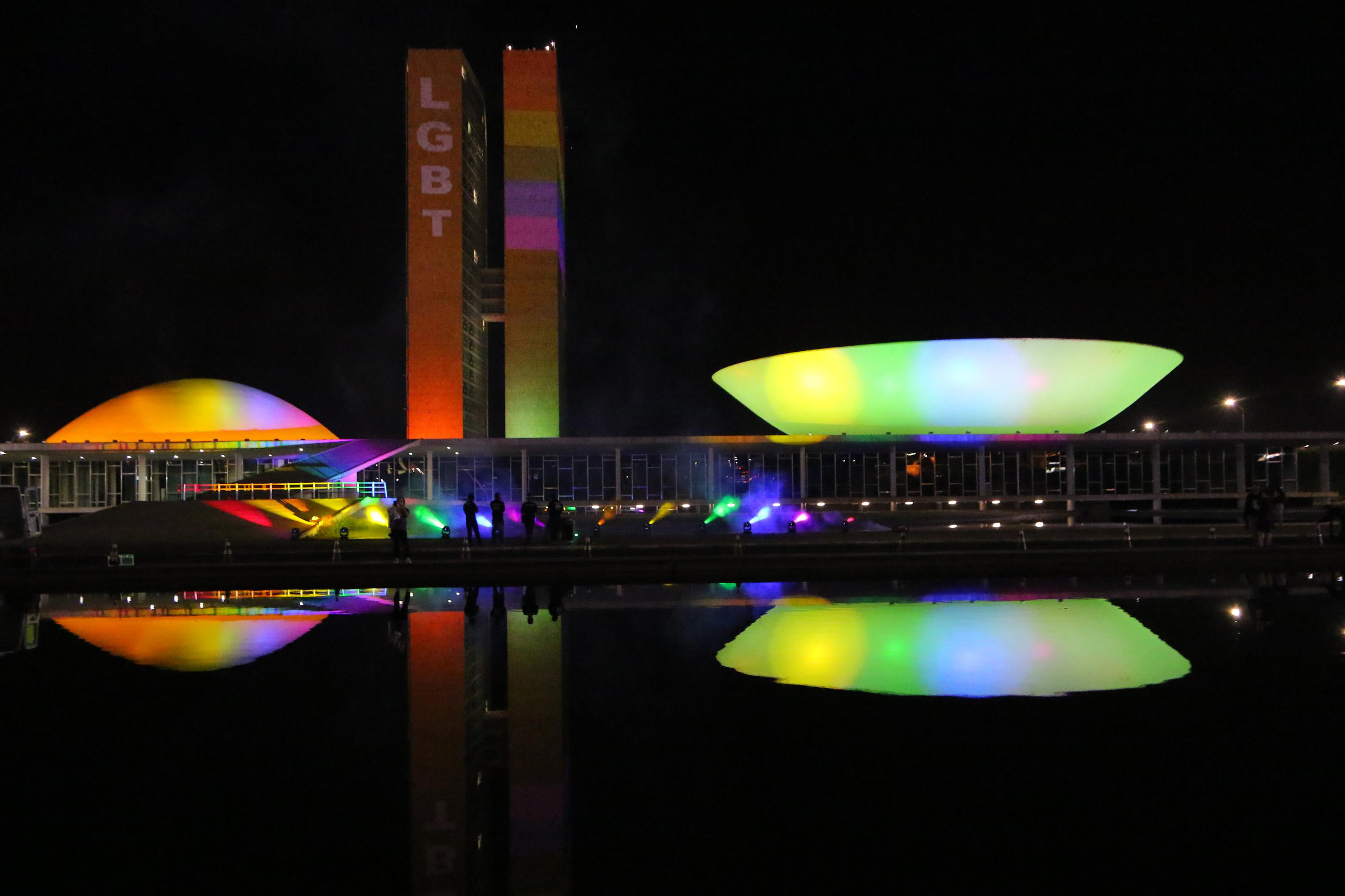 Congresso com as cores do arco-íris no Dia Internacional do Orgulho LGBTI