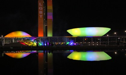 Congresso projeta cores do arco-íris no Dia Internacional do Orgulho LGBTI