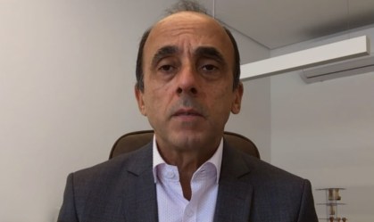Diretor da SBIm: Problema da vacina contra Covid-19 é político, não logístico