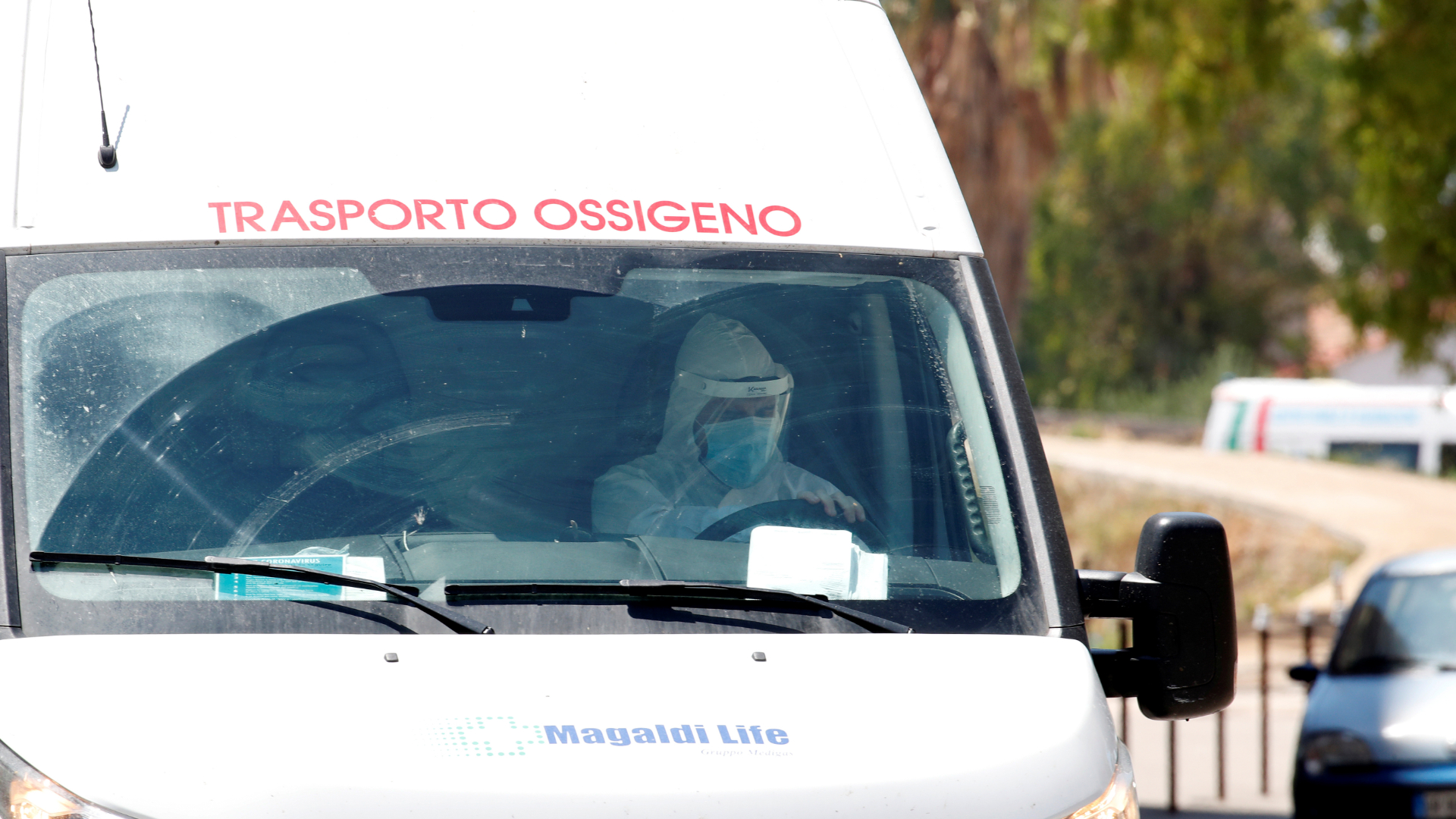 Profissional de saúde com trajes de proteção em van em Mondragone, na Itália