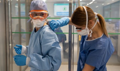 UnB cria máquinas que descontaminam e permitem reutilização de máscaras N95