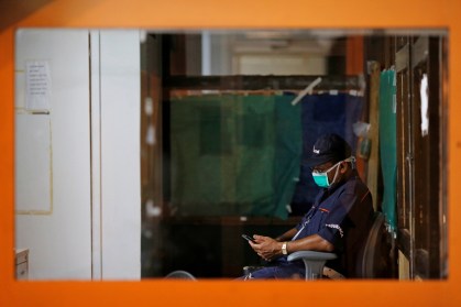Segurança usa máscara no HRAN (Hospital Regional da Asa Norte), em Brasília