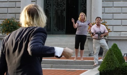 Trump compartilha vídeo de casal apontando armas contra manifestantes