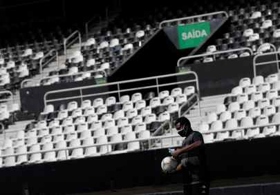 Gandula desinfecta bola durante jogo Botafogo x Cabofriense 