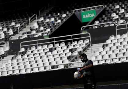 Gandula desinfecta bola durante jogo Botafogo x Cabofriense