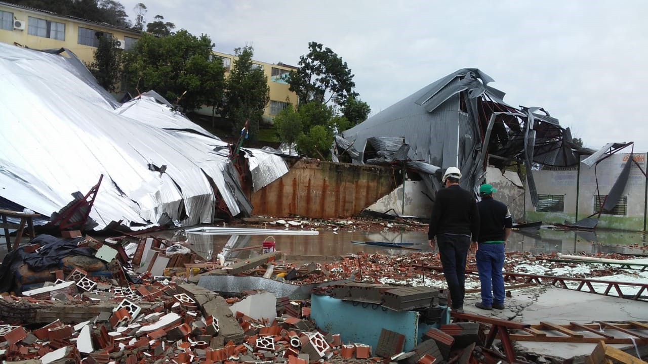Galpão destruído por passagem de "ciclone bomba" no município de Palmitos (SC)