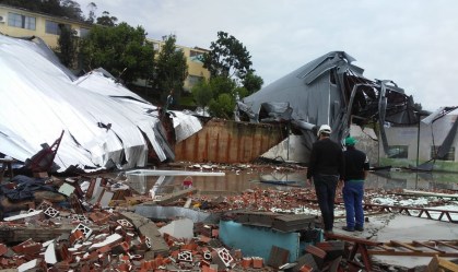 Galpão destruído por passagem de "ciclone bomba" no município de Palmitos (SC)