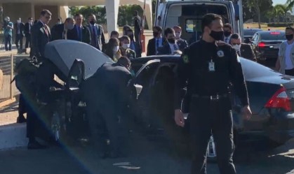 Carro da comitiva de Bolsonaro sofre acidente em Brasília