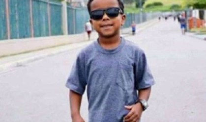 Menino de 7 anos morre baleado na porta de casa na Baixada Fluminense