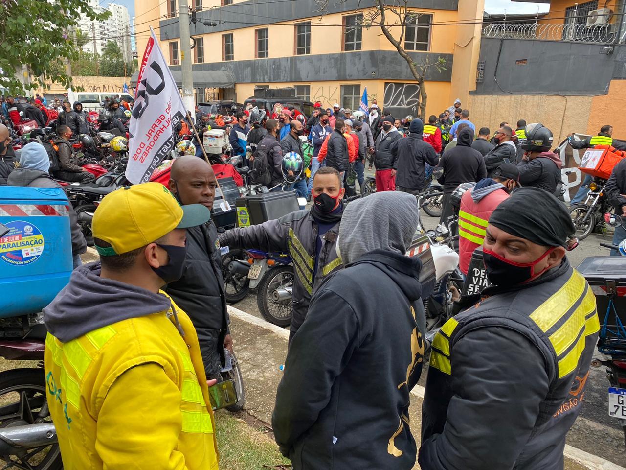 Em São Paulo, entregadores fazem greve e manifestação por direitos trabalhistas