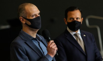 Covas se descola de Doria e tenta lançar plano próprio de vacinação