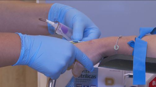 Mulher passa por exame de sangue para teste sorológico da Covid-19