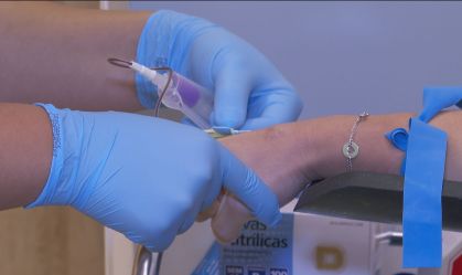 Mulher passa por exame de sangue para teste sorológico da Covid-19